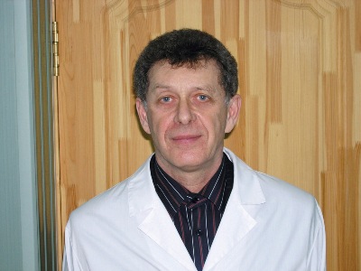 директор стоматологии «ВЕДИ» Оренбург – Дмитрий Львович Шнейдерман.